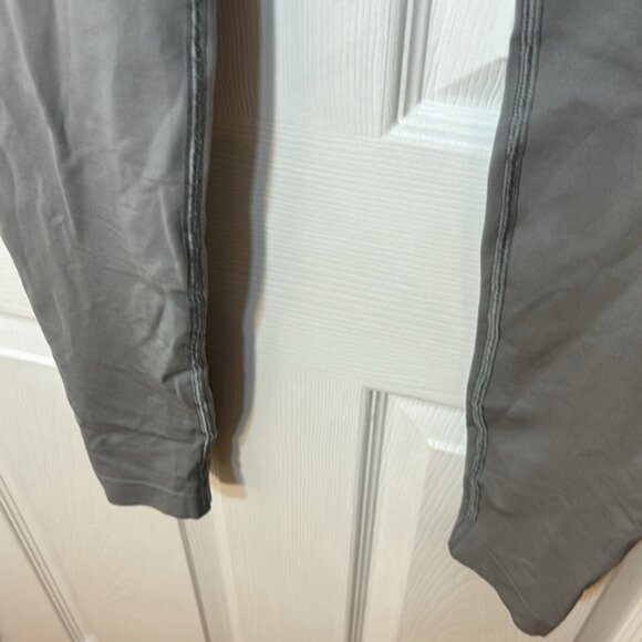 Size medium gymshark, gray seamless leggings with peach band - Picture 3 of 6